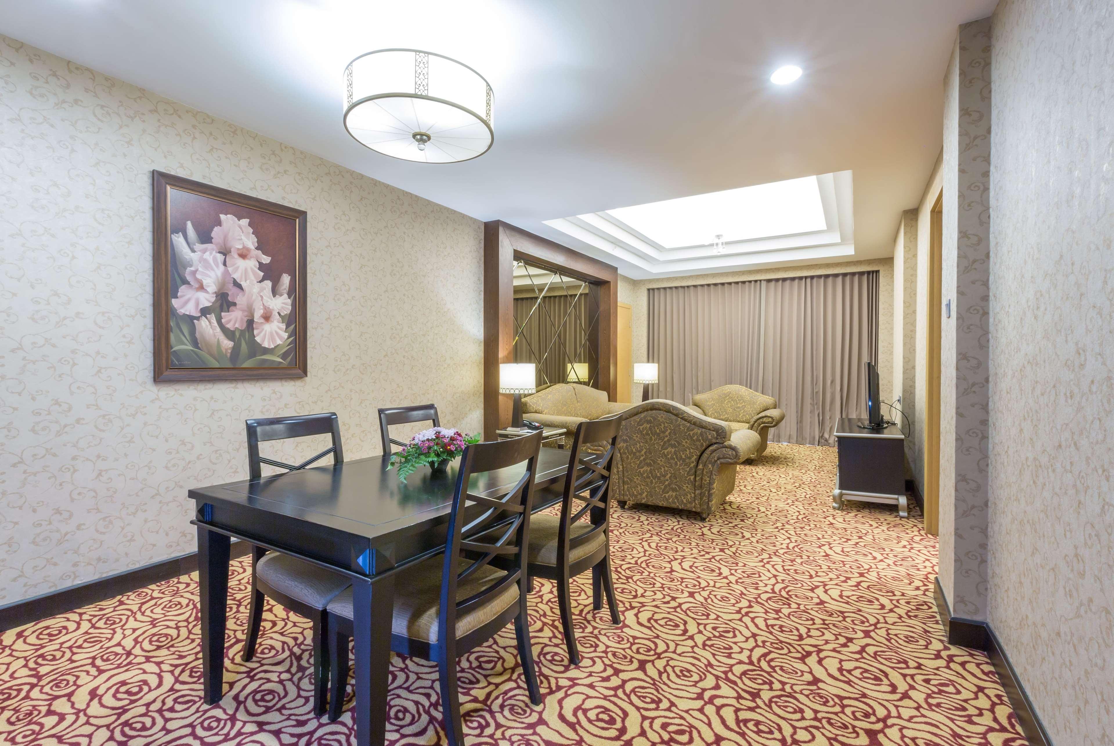 Wyndham Surabaya Hotel Exterior foto