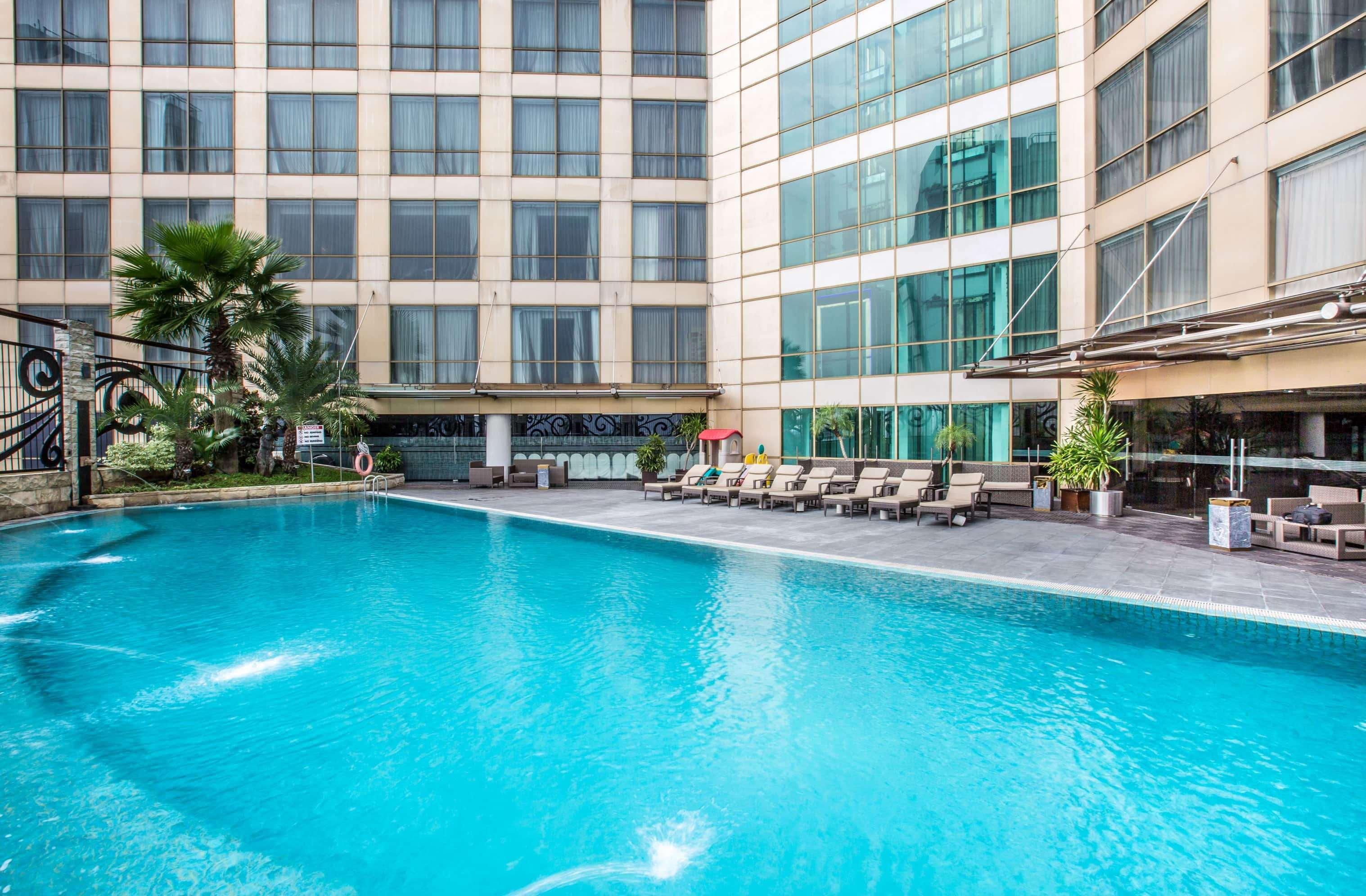 Wyndham Surabaya Hotel Exterior foto
