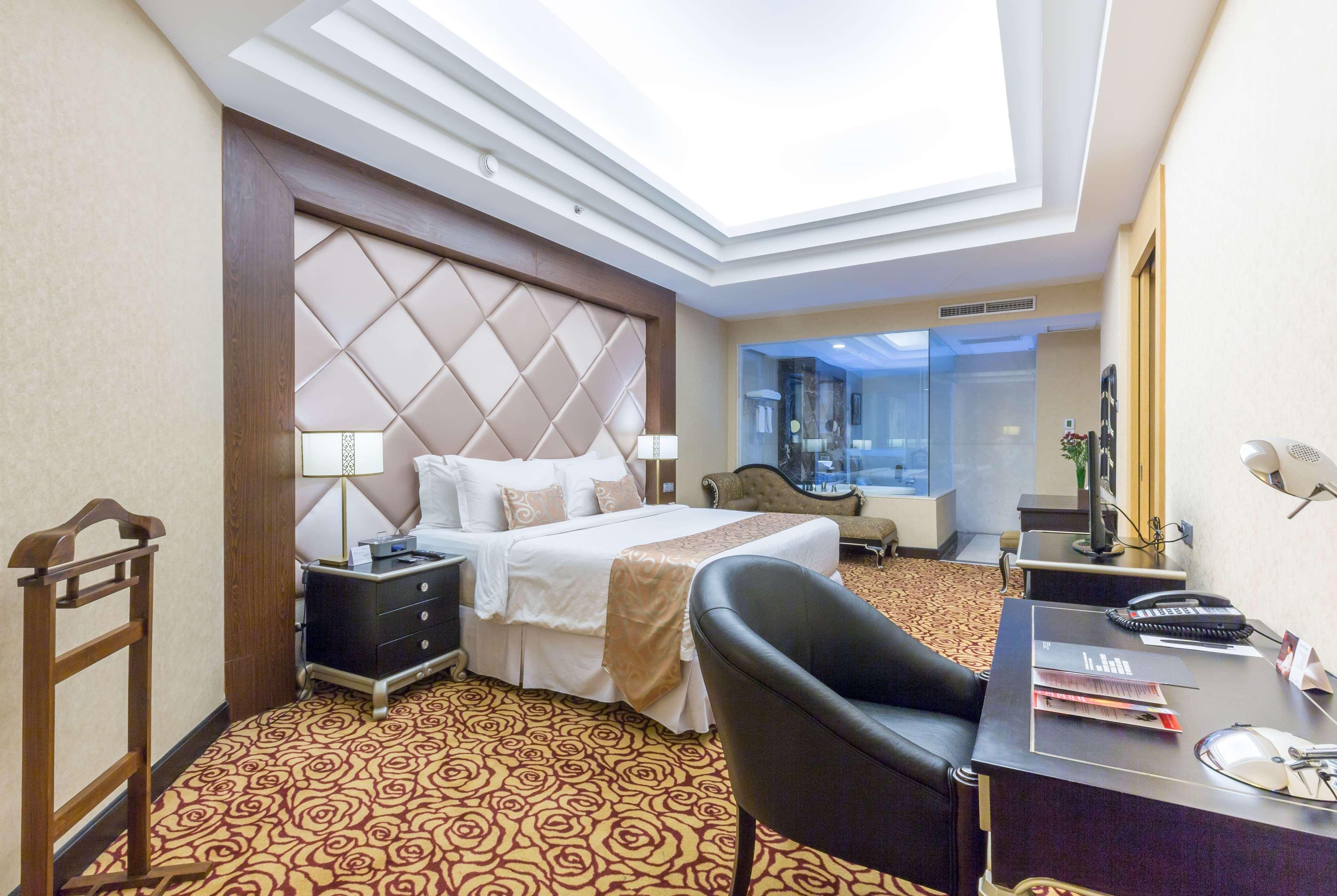 Wyndham Surabaya Hotel Exterior foto