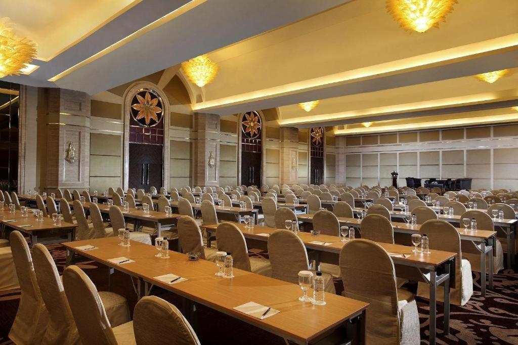 Wyndham Surabaya Hotel Exterior foto
