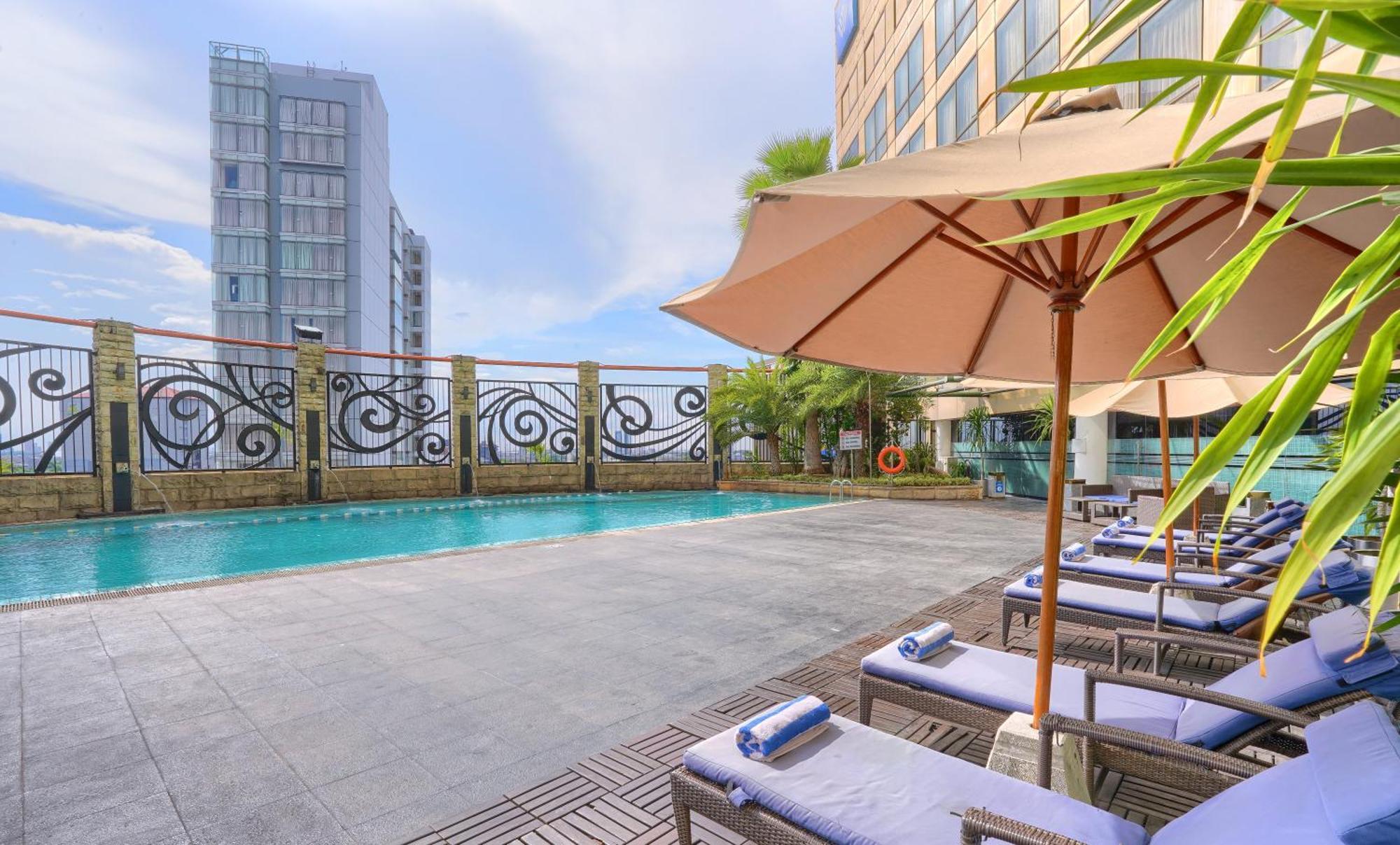 Wyndham Surabaya Hotel Exterior foto