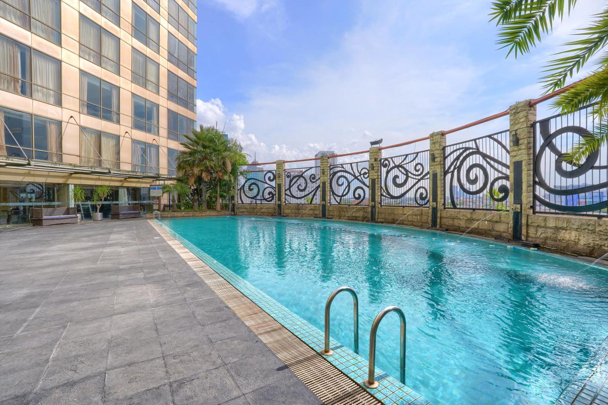 Wyndham Surabaya Hotel Exterior foto