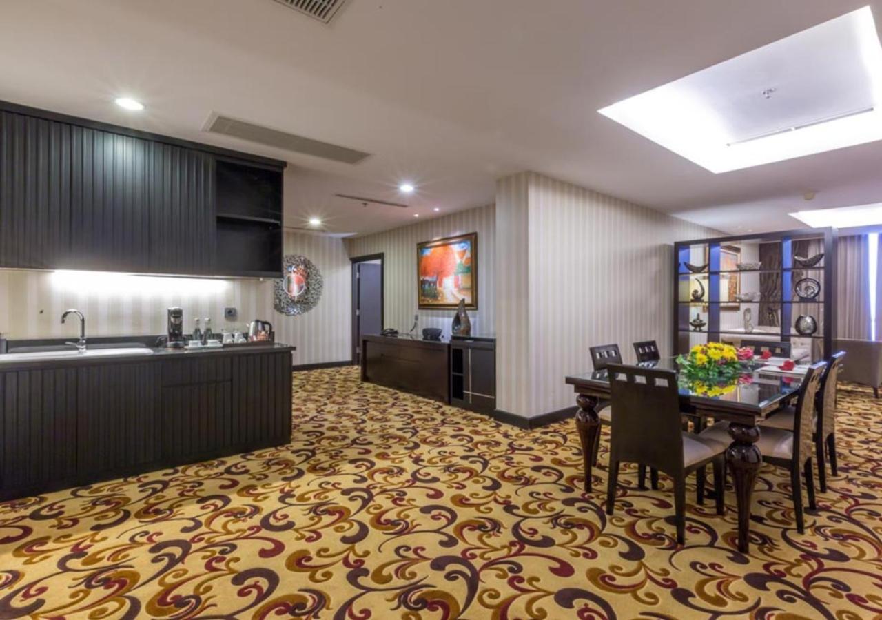 Wyndham Surabaya Hotel Exterior foto